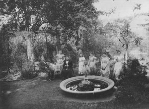 Otto und Anna Heyderhoff mit ihren Töchtern Wilhelmine, Gretchen, Paula, Johanna und Elisabeth im Garten am Weyersberg 1898